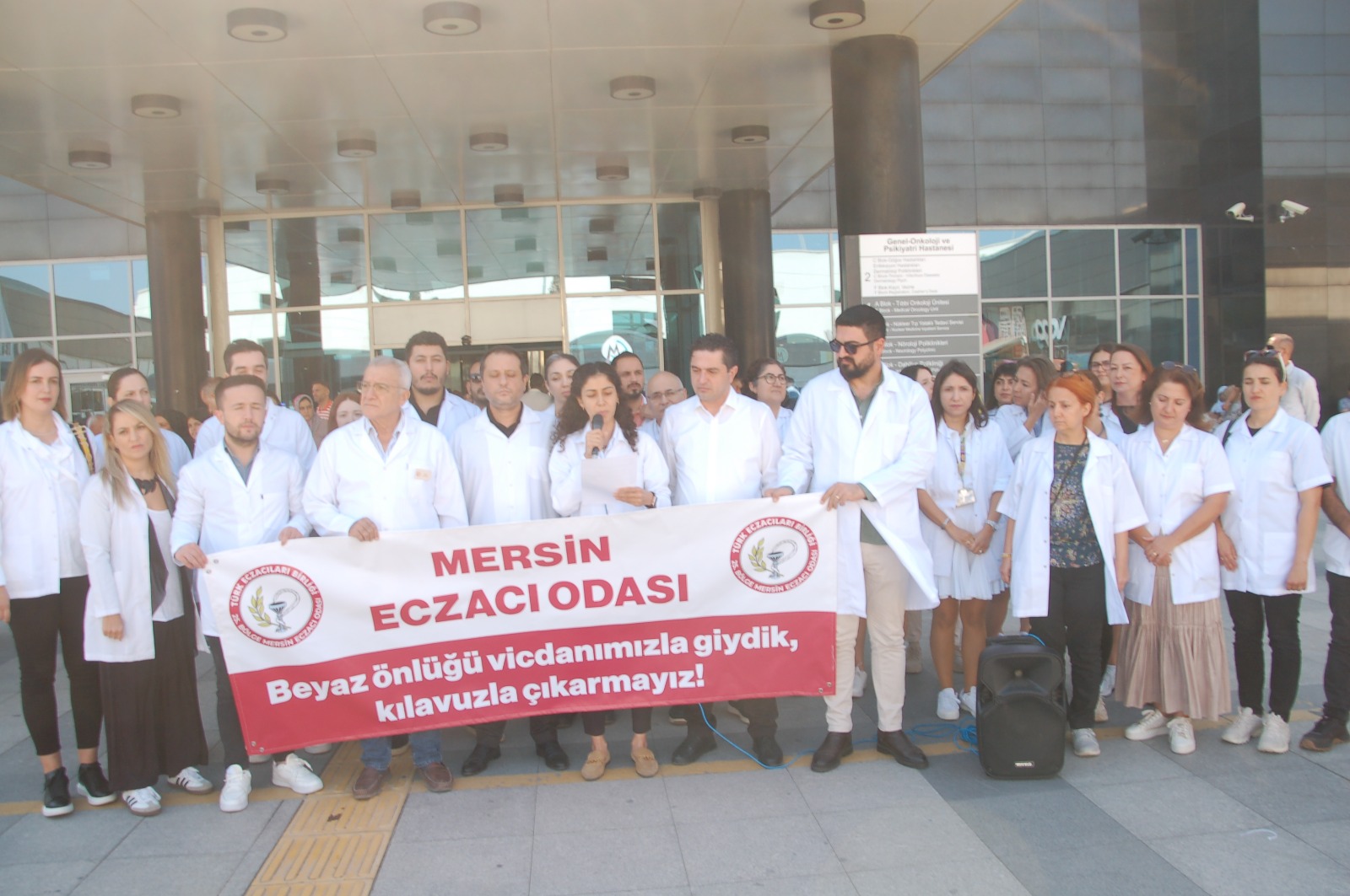 ​BAKANLIĞIN YENİ DÜZENLEMESİ ECZACILARI HAREKETE GEÇİRDİ: “BEYAZ ÖNLÜĞÜMÜZDEN VAZGEÇMİYORUZ!”