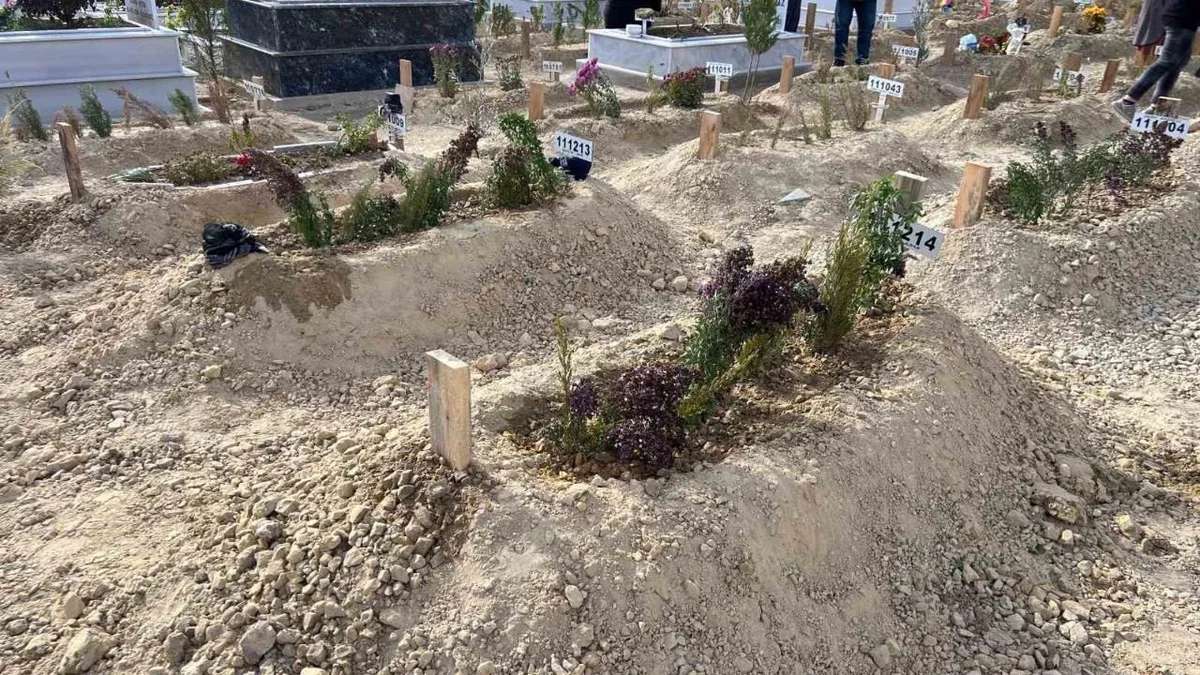 Mersin Dün Komşuları Tarafından Katledilen Ana-oğula Ağlıyor: Anne-oğul Yan Yana Vuruldu, Yan Yana Toprağa Verildi!