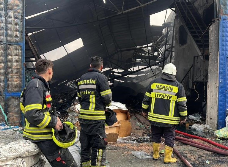 MERSİN’DE KORKUTAN DEPO YANGINI: EKİPLER SEFERBER OLDU!