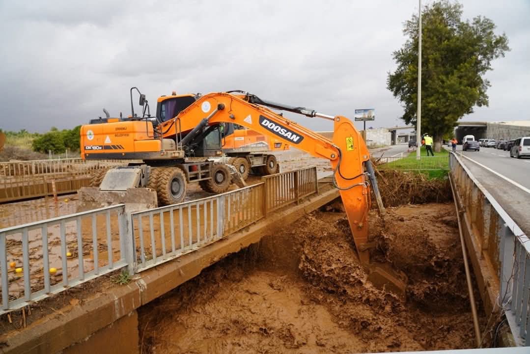Erdemli’de durum vahim… Dereler taştı… 