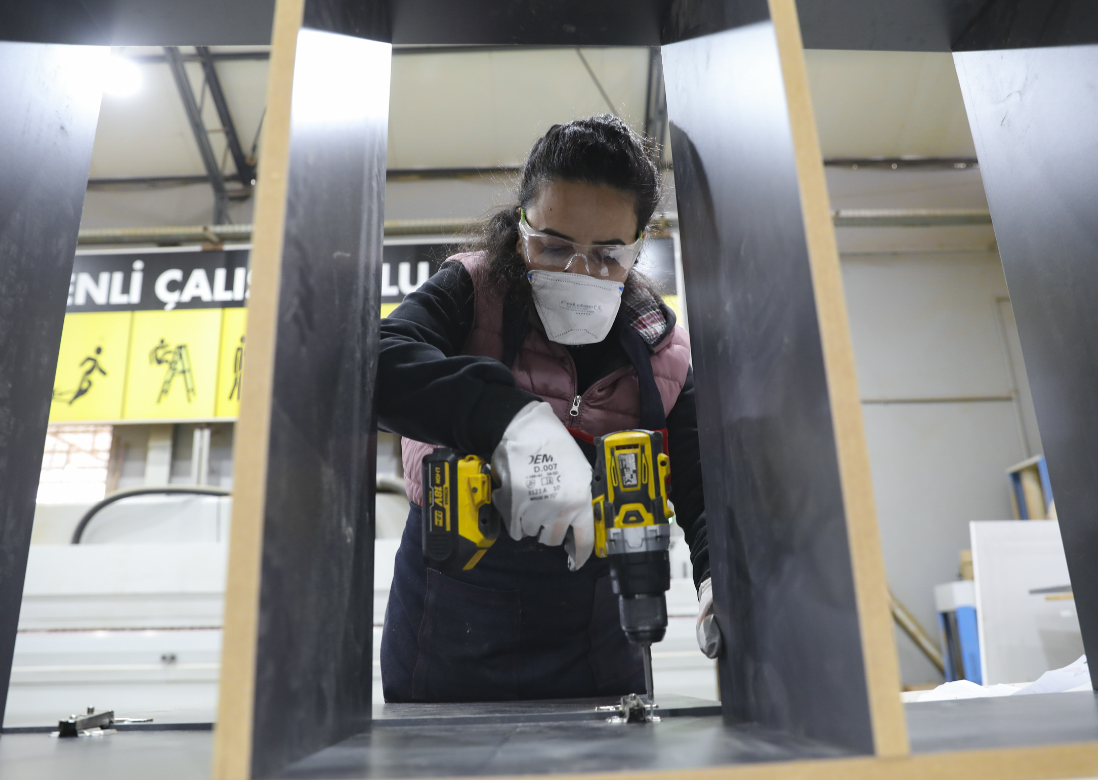 MERSİN BÜYÜKŞEHİR KADIN MOBİLYA USTALARI YETİŞTİRİYOR