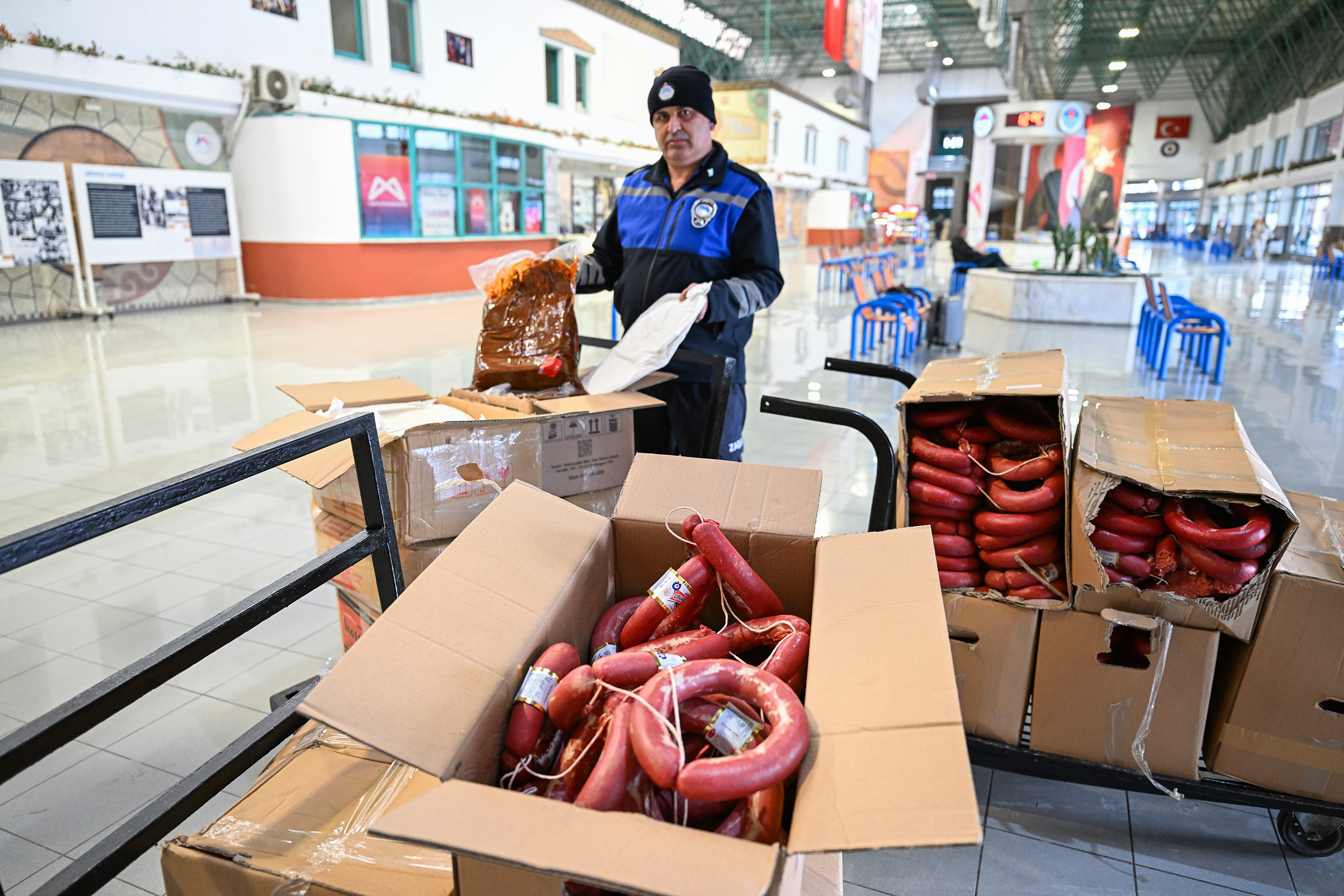MERSİN BÜYÜKŞEHİR SAĞLIKSIZ KOŞULLARDA GIDA SEVKİYATINA GEÇİT VERMİYOR