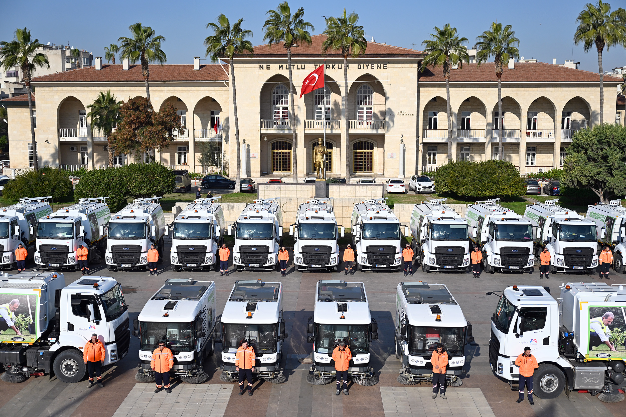 BÜYÜKŞEHİR HER GEÇEN GÜN GÜÇLENEN TEMİZLİK FİLOSUYLA KENTİ MİS GİBİ YAPIYOR