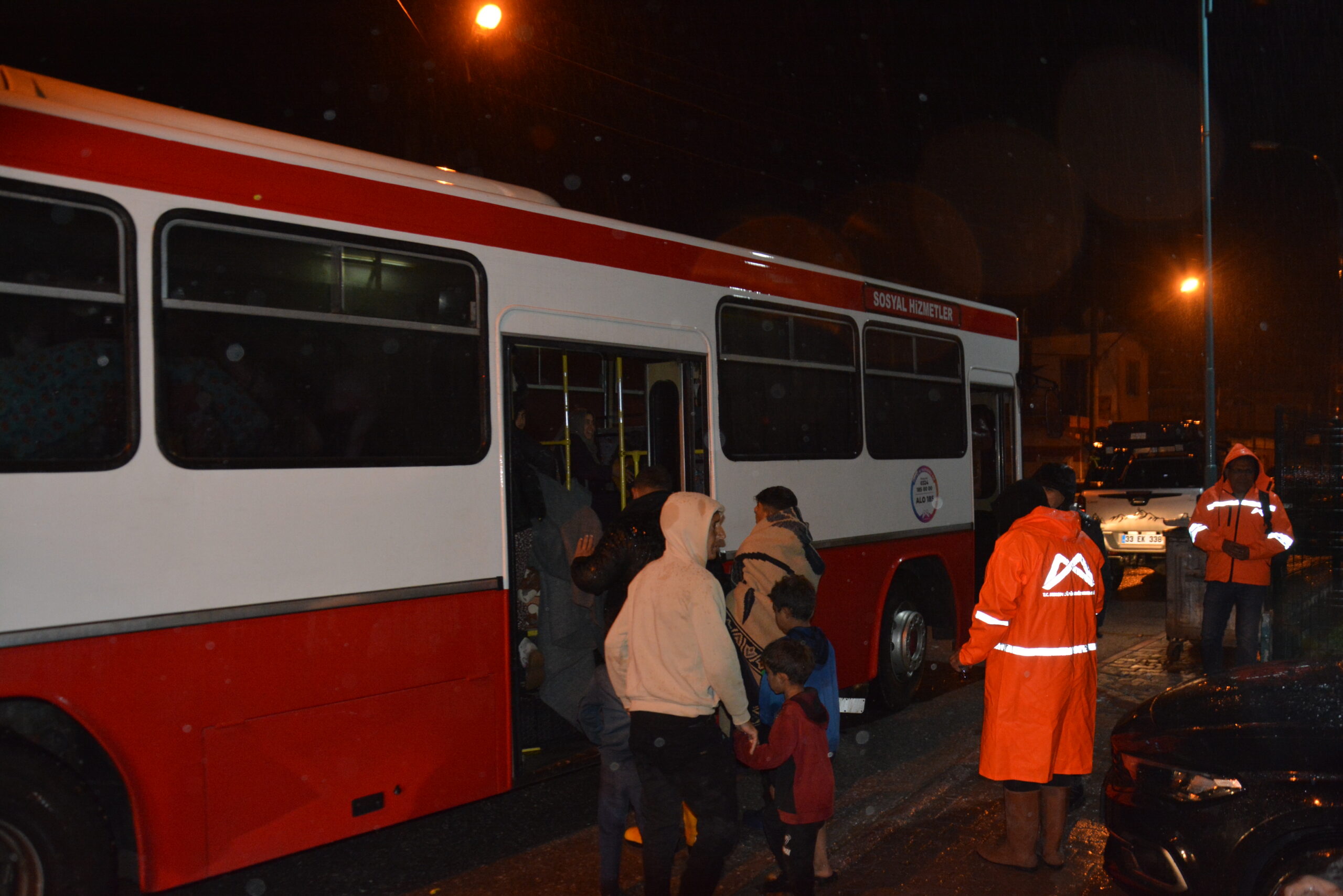 BÜYÜKŞEHİR EKİPLERİ, TARSUS’TA SAĞANAK YAĞIŞ DOLAYISIYLA ONLARCA NOKTADA MÜDAHALEDE BULUNDU