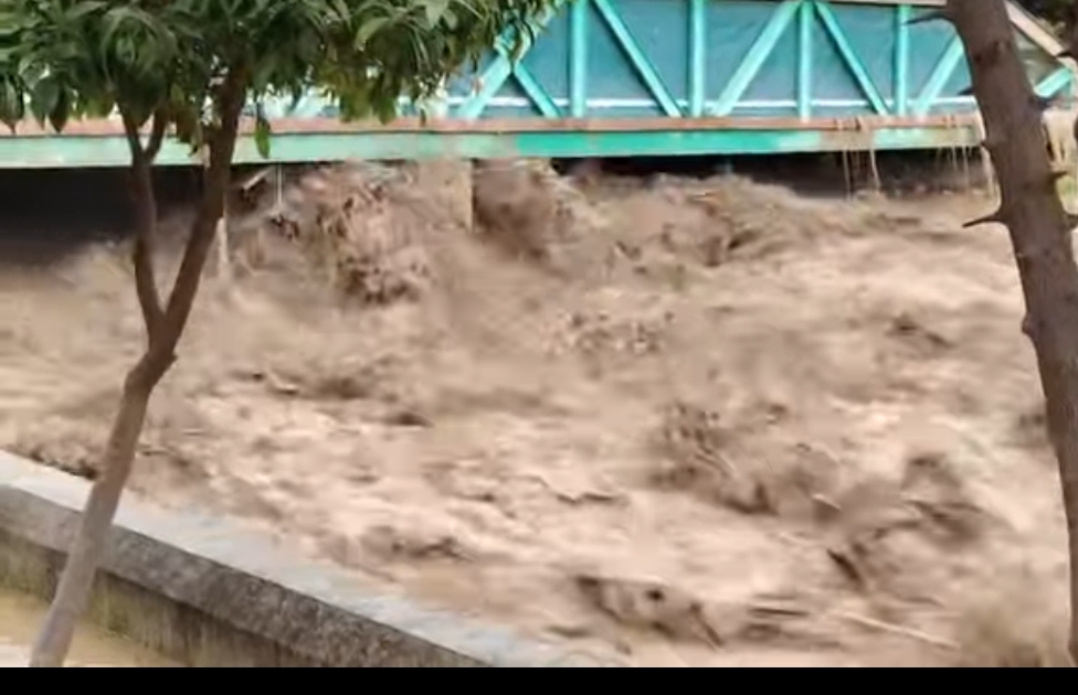 Yağışlar çarpık kentleşmenin acı yüzünü gösterdi..