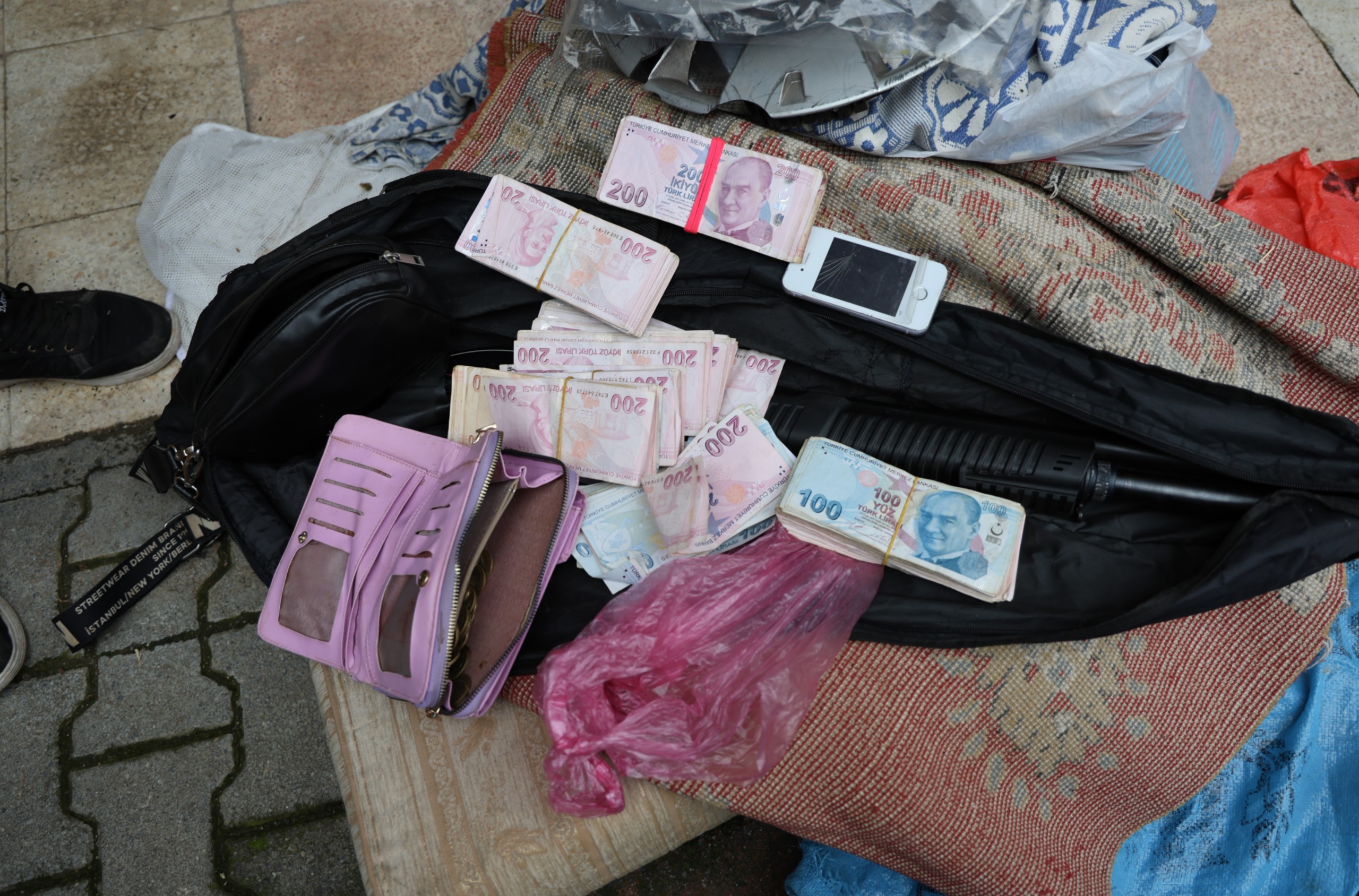 Çöp Ev Temizliği: 8 Ton Atık Çıkarıldı 115 Bin Lira ve Ruhsatsız Silah Bulundu