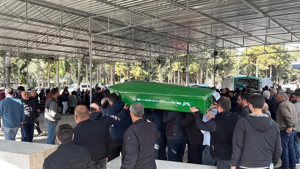 Mersin’de yürek yakan kaza: Hayatını kaybeden 3 kız yan yana toprağa verildi