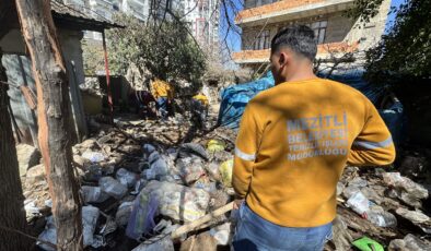 MEZİTLİ’DE ÇÖP EV OPERASYONU: 4 KAMYON, 10 TON ATIK ÇIKARILDI