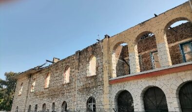 MERSİN’İN HAFIZASI ÇÜRÜYOR: TARİHİ OKUL KADERİNE TERK EDİLDİ