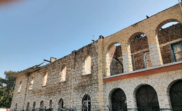 MERSİN’İN HAFIZASI ÇÜRÜYOR: TARİHİ OKUL KADERİNE TERK EDİLDİ