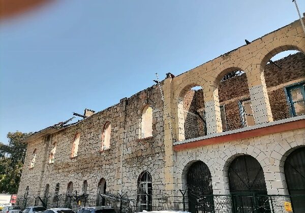 MERSİN’İN HAFIZASI ÇÜRÜYOR: TARİHİ OKUL KADERİNE TERK EDİLDİ