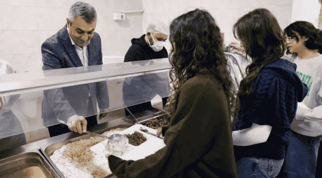 Vali Toros’tan Tarsus’ta Öğrenci Yurdunda İftar Ziyareti