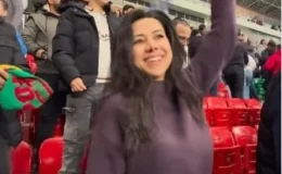 Görevden uzaklaştırılan hemşire tribünlerinde