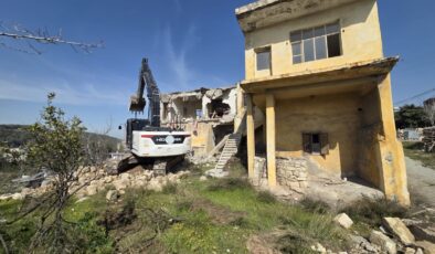 AKDENİZ’DE CAN VE MAL GÜVENLİĞİNİ TEHDİT EDEN RİSKLİ YAPILAR YIKILIYOR