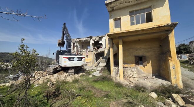 AKDENİZ’DE CAN VE MAL GÜVENLİĞİNİ TEHDİT EDEN RİSKLİ YAPILAR YIKILIYOR