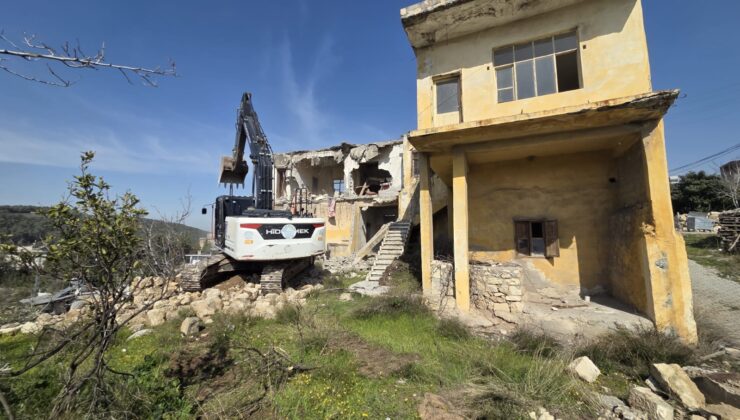 AKDENİZ’DE CAN VE MAL GÜVENLİĞİNİ TEHDİT EDEN RİSKLİ YAPILAR YIKILIYOR