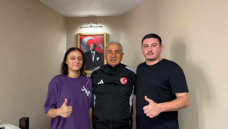 Şampiyondan anlamlı ziyaret: Milli forma M. Naci Durmaz’a hediye edildi