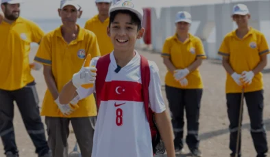 11 Yaşındaki Aras Kayretli Mezitli Sahilinde Temizlik Hareketine Öncülük Etti