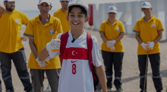 11 Yaşındaki Aras Kayretli Mezitli Sahilinde Temizlik Hareketine Öncülük Etti