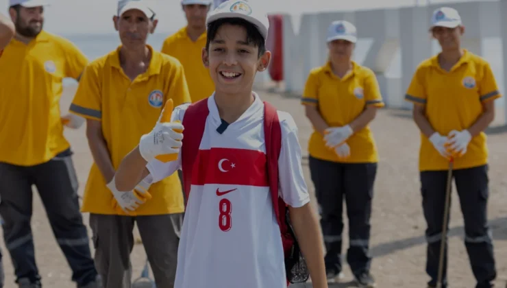 11 Yaşındaki Aras Kayretli Mezitli Sahilinde Temizlik Hareketine Öncülük Etti