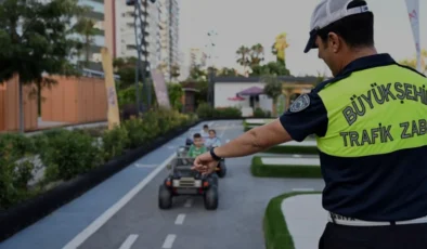 Mersin Büyükşehir Belediyesi miniklere uygulamalı trafik eğitimi verdi