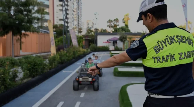 Mersin Büyükşehir Belediyesi miniklere uygulamalı trafik eğitimi verdi