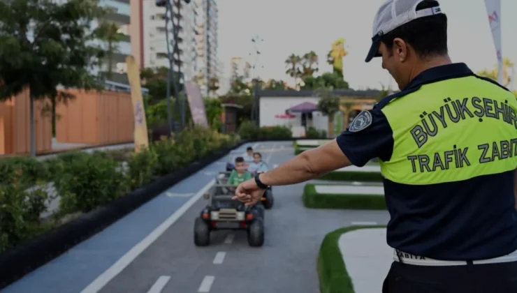 Mersin Büyükşehir Belediyesi miniklere uygulamalı trafik eğitimi verdi