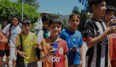 Mersin Büyükşehir Belediyesi Sıcak Yaz Günlerinde Limonata Dağıtıyor