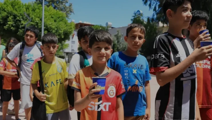 Mersin Büyükşehir Belediyesi Sıcak Yaz Günlerinde Limonata Dağıtıyor