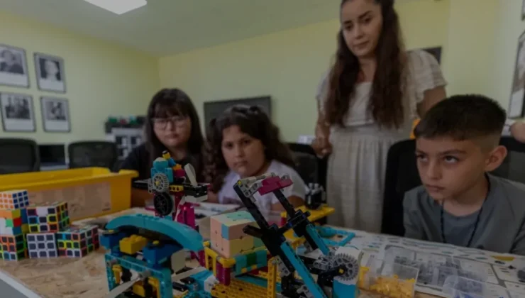 Mersinli Öğrenciler Rubik Küp Çözen Robot Geliştirdi