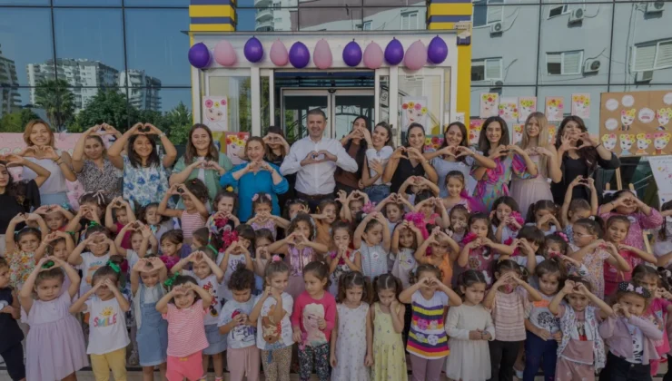 Mezitli Belediye Başkanı Tuncer Gelecekteki Ben Sergisini Gezdi
