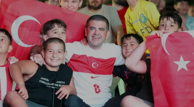 Mezitli Belediye Başkanı Tuncer Milli Maçı Vatandaşlarla İzledi