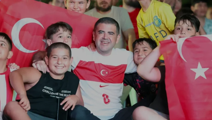 Mezitli Belediye Başkanı Tuncer Milli Maçı Vatandaşlarla İzledi