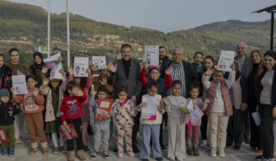 Mezitli Belediye Başkanı Tuncer Öğrencilerin Karne Heyecanını Paylaştı