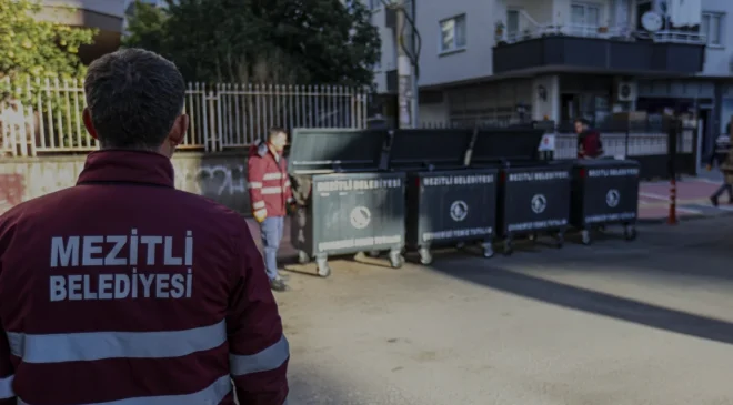 Mezitli Belediyesi çöp konteynerlerini onararak tasarruf sağlıyor