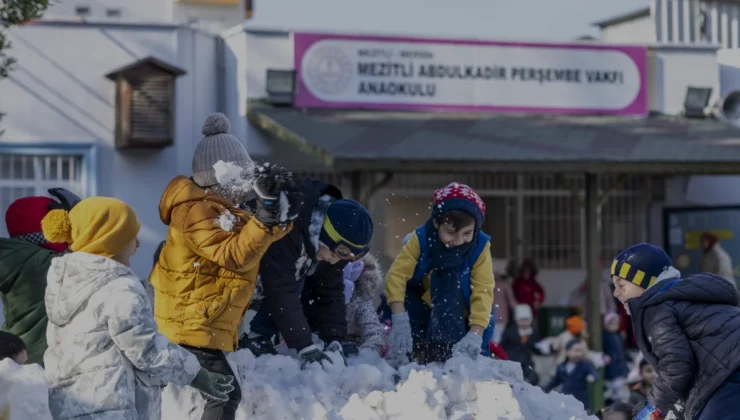 Mezitli Belediyesinden Anaokulu Öğrencilerine Kar Sürprizi