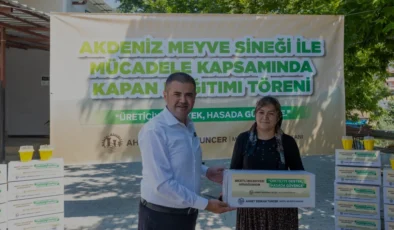 Mezitli Belediyesinden Çiftçilere Akdeniz Meyve Sineği Kapanı Desteği