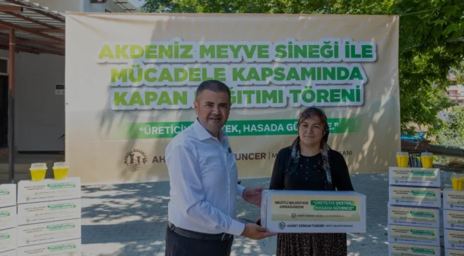 Mezitli Belediyesinden Çiftçilere Akdeniz Meyve Sineği Kapanı Desteği