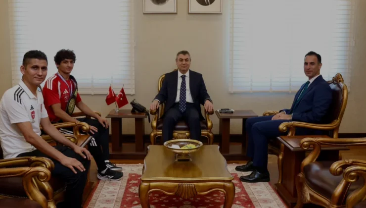 Vali Atilla Toros Dünya Şampiyonu Hamza Zopalıyı Kabul Etti