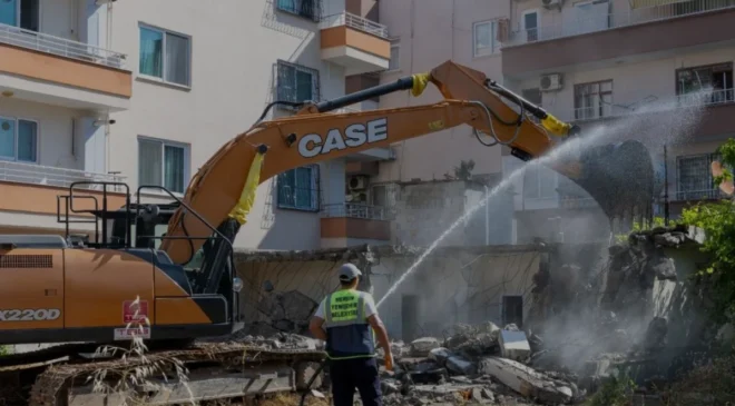 Yenişehir Belediyesinden Metruk Binalara Yıkım Operasyonu